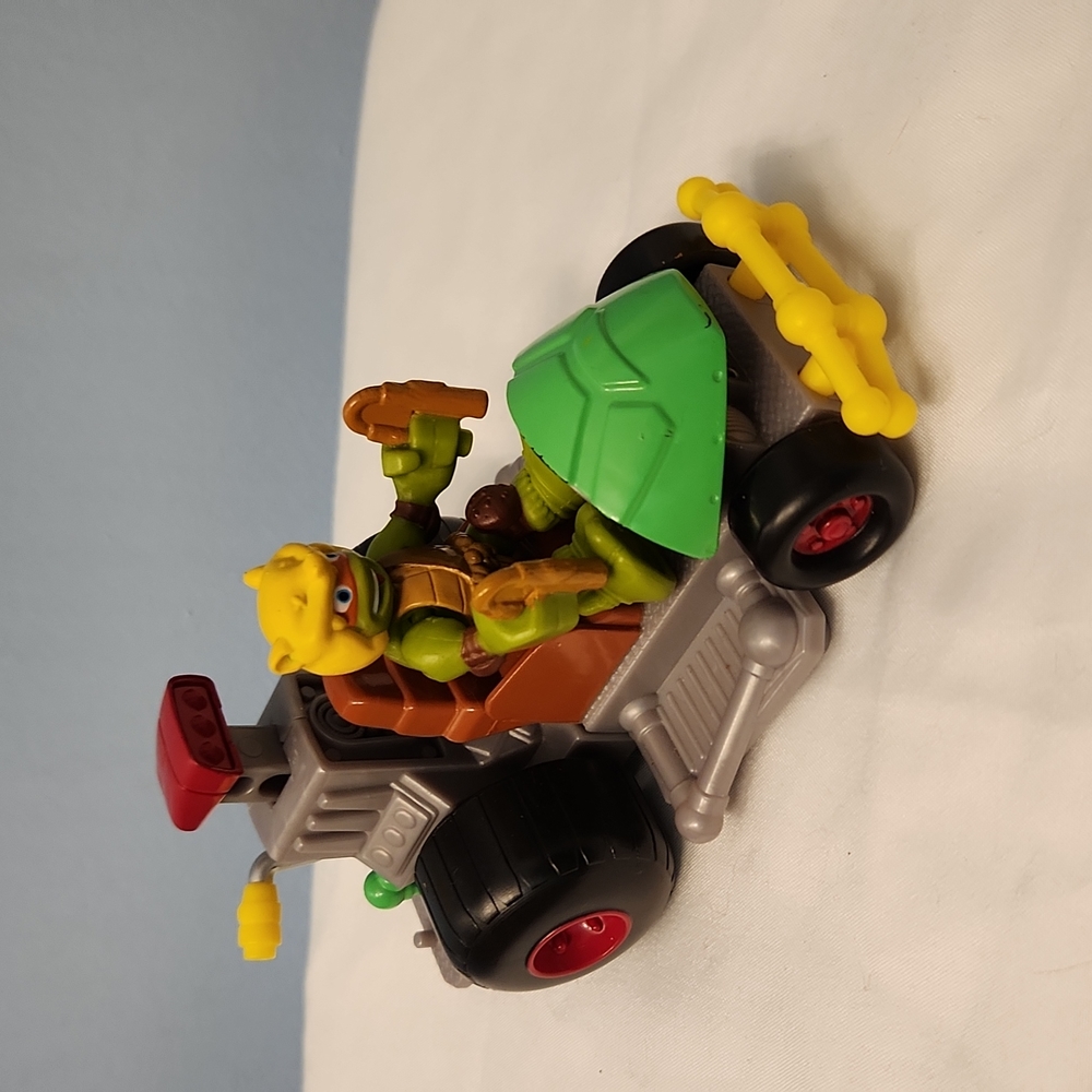 Teenage Mutant Ninja Turtles car with Michelangelo figure